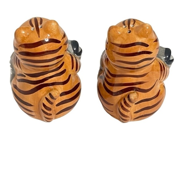 Adorable Cats Ceramic Salt & Pepper Shakers - Picture 3 of 7